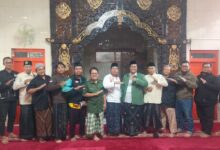 Anggota dan pengurus BikersMu Semarang foto bersama usai kajian Subuh di Masjid Darussalam Ambarawa.