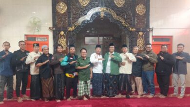 Anggota dan pengurus BikersMu Semarang foto bersama usai kajian Subuh di Masjid Darussalam Ambarawa.