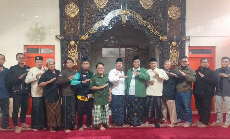 Anggota dan pengurus BikersMu Semarang foto bersama usai kajian Subuh di Masjid Darussalam Ambarawa.