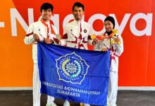 Dosen UMS Azlan Khoirur bersama atlet peraih medali emas dan perak Asian Para Games 2026