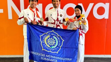 Dosen UMS Azlan Khoirur bersama atlet peraih medali emas dan perak Asian Para Games 2026