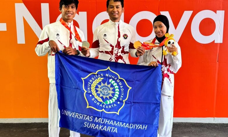 Dosen UMS Azlan Khoirur bersama atlet peraih medali emas dan perak Asian Para Games 2026