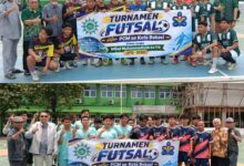 Para peserta dan jajaran panitia foto bersama membentangkan spanduk Turnamen Futsal PDM Kota Bekasi menyemarakkan Milad Muhammadiyah ke-114.