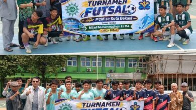 Para peserta dan jajaran panitia foto bersama membentangkan spanduk Turnamen Futsal PDM Kota Bekasi menyemarakkan Milad Muhammadiyah ke-114.