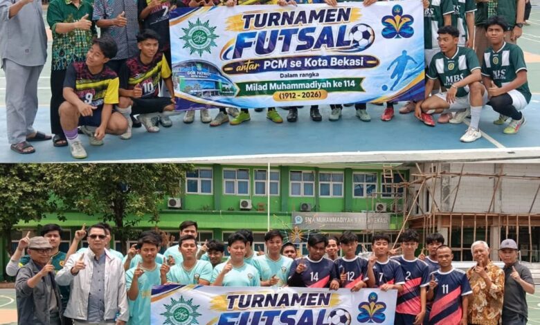 Para peserta dan jajaran panitia foto bersama membentangkan spanduk Turnamen Futsal PDM Kota Bekasi menyemarakkan Milad Muhammadiyah ke-114.