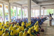 Pelatihan tanggap bencana oleh PCM Jogonalan Klaten yang diikuti siswa dan guru di area sekolah.