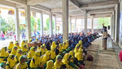 Pelatihan tanggap bencana oleh PCM Jogonalan Klaten yang diikuti siswa dan guru di area sekolah.