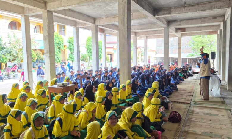 Pelatihan tanggap bencana oleh PCM Jogonalan Klaten yang diikuti siswa dan guru di area sekolah.