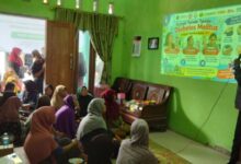 Suasana dosen dan tim pengabdian masyarakat UNIMUS saat memberikan edukasi diabetes melitus dan skrining kesehatan bagi warga Demak.