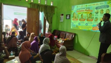 Suasana dosen dan tim pengabdian masyarakat UNIMUS saat memberikan edukasi diabetes melitus dan skrining kesehatan bagi warga Demak.