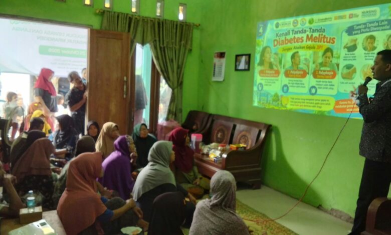 Suasana dosen dan tim pengabdian masyarakat UNIMUS saat memberikan edukasi diabetes melitus dan skrining kesehatan bagi warga Demak.