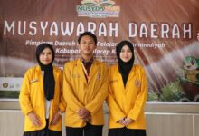 Tiga pengurus inti terpilih Musyda PD IPM Cilacap periode 2026-2028 berdiri bersama di depan latar spanduk kegiatan.