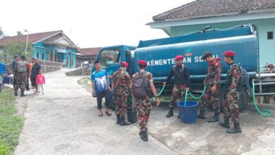 Personel KOKAM dan BikersMu menyalurkan bantuan air bersih Temanggung dari truk tangki ke ember warga di Kaloran.