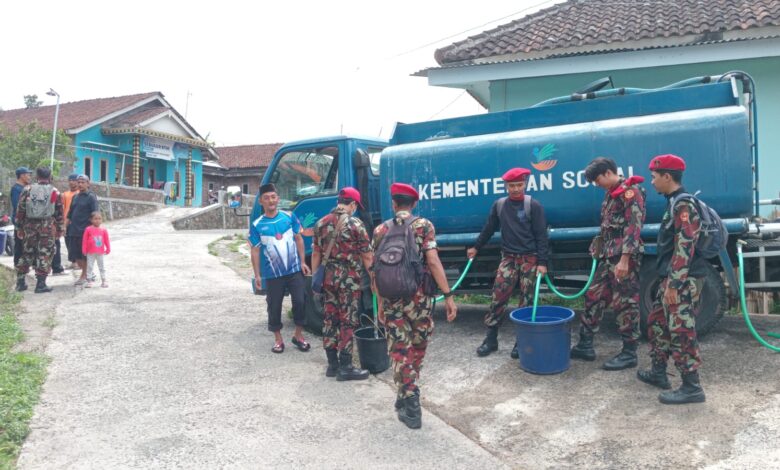 Personel KOKAM dan BikersMu menyalurkan bantuan air bersih Temanggung dari truk tangki ke ember warga di Kaloran.