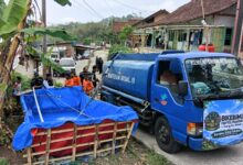 Truk tangki air bersih Kementerian Sosial dan BikersMu menyalurkan bantuan air untuk warga mengatasi kekeringan di Temanggung.
