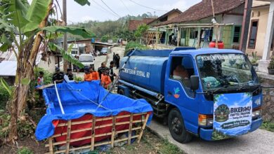 Truk tangki air bersih Kementerian Sosial dan BikersMu menyalurkan bantuan air untuk warga mengatasi kekeringan di Temanggung.