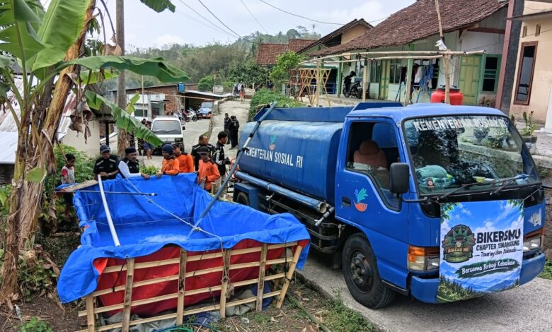 Truk tangki air bersih Kementerian Sosial dan BikersMu menyalurkan bantuan air untuk warga mengatasi kekeringan di Temanggung.
