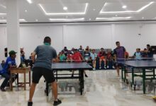 Peserta bertanding dalam Turnamen Tenis Meja Pekalongan yang diselenggarakan oleh PingpongMu Doro di Aula Masjid Hj. Mutimah Dahlan.
