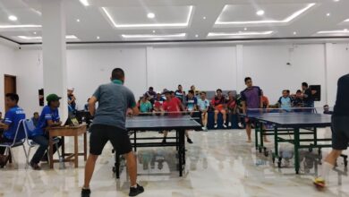 Peserta bertanding dalam Turnamen Tenis Meja Pekalongan yang diselenggarakan oleh PingpongMu Doro di Aula Masjid Hj. Mutimah Dahlan.
