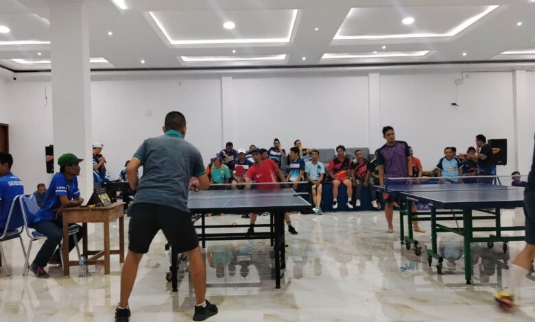 Peserta bertanding dalam Turnamen Tenis Meja Pekalongan yang diselenggarakan oleh PingpongMu Doro di Aula Masjid Hj. Mutimah Dahlan.