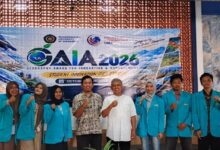 Mahasiswa Fakultas Geografi UMS dan pimpinan berfoto bersama di depan spanduk GAIA 2026 pameran inovasi cegah kebakaran hutan.