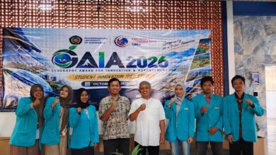 Mahasiswa Fakultas Geografi UMS dan pimpinan berfoto bersama di depan spanduk GAIA 2026 pameran inovasi cegah kebakaran hutan.
