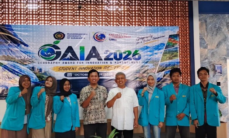 Mahasiswa Fakultas Geografi UMS dan pimpinan berfoto bersama di depan spanduk GAIA 2026 pameran inovasi cegah kebakaran hutan.