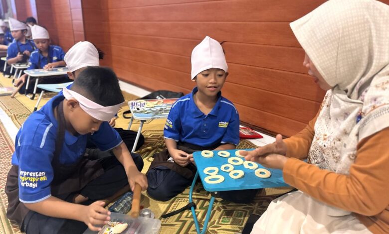 Siswa SD Muhammadiyah PK Solo antusias mengikuti Abata Baking Class dalam kegiatan Parents Day