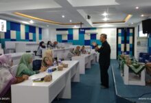 Narasumber Agung S. Bakti sedang menyampaikan materi pelatihan AI UMKM Semarang di hadapan peserta mualaf binaan MCA Kota Semarang di Aula SMK Muhammadiyah 1 Semarang.