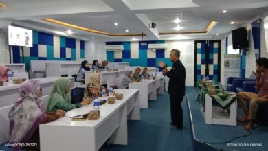 Narasumber Agung S. Bakti sedang menyampaikan materi pelatihan AI UMKM Semarang di hadapan peserta mualaf binaan MCA Kota Semarang di Aula SMK Muhammadiyah 1 Semarang.