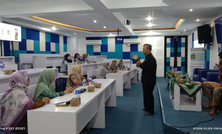 Narasumber Agung S. Bakti sedang menyampaikan materi pelatihan AI UMKM Semarang di hadapan peserta mualaf binaan MCA Kota Semarang di Aula SMK Muhammadiyah 1 Semarang.