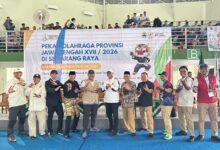Suasana pembukaan pertandingan pencak silat Porprov Jateng 2026 di GSG Unimus Semarang dengan para pejabat dan panitia yang berpose salam pencak