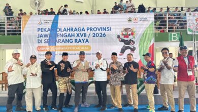 Suasana pembukaan pertandingan pencak silat Porprov Jateng 2026 di GSG Unimus Semarang dengan para pejabat dan panitia yang berpose salam pencak