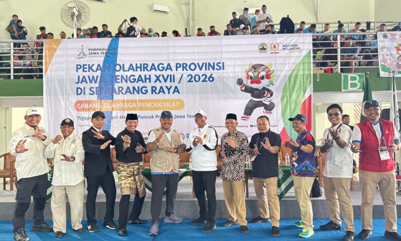 Suasana pembukaan pertandingan pencak silat Porprov Jateng 2026 di GSG Unimus Semarang dengan para pejabat dan panitia yang berpose salam pencak