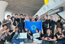 Tim PPK Ormawa IMM Ahmad Dahlan UNIMUS berpose bersama bendera almamater usai meraih juara di ajang Abdidaya Ormawa 2026.