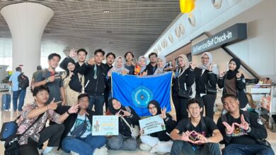 Tim PPK Ormawa IMM Ahmad Dahlan UNIMUS berpose bersama bendera almamater usai meraih juara di ajang Abdidaya Ormawa 2026.