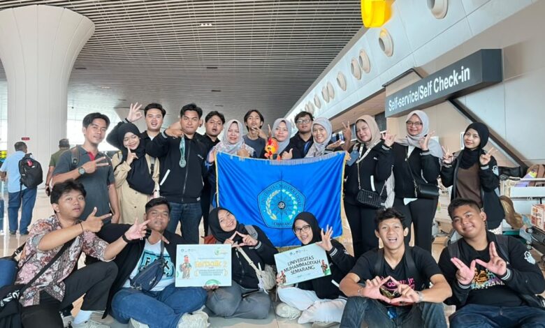 Tim PPK Ormawa IMM Ahmad Dahlan UNIMUS berpose bersama bendera almamater usai meraih juara di ajang Abdidaya Ormawa 2026.