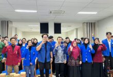Foto bersama pengurus dan dosen dalam Pelantikan Akbar DPM-BEM FAI UMP 2026/2027 di Universitas Muhammadiyah Purwokerto.