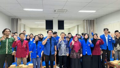 Foto bersama pengurus dan dosen dalam Pelantikan Akbar DPM-BEM FAI UMP 2026/2027 di Universitas Muhammadiyah Purwokerto.