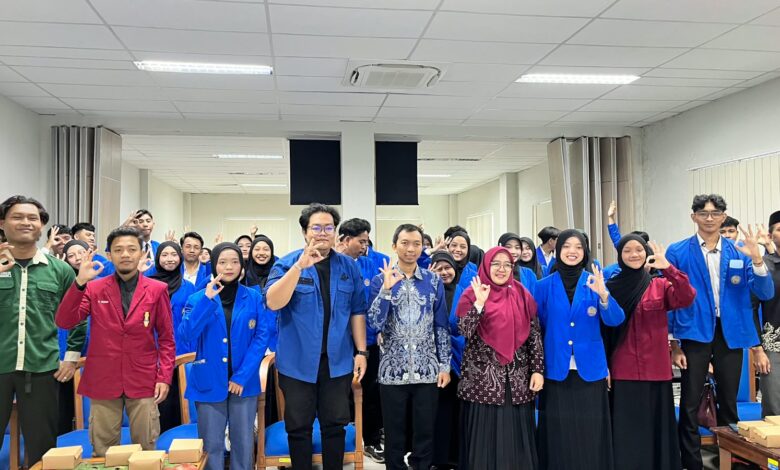 Foto bersama pengurus dan dosen dalam Pelantikan Akbar DPM-BEM FAI UMP 2026/2027 di Universitas Muhammadiyah Purwokerto.
