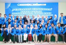 Mahasiswa UNIMUS peserta kontingen Ahmad Dahlan International Youth Camp (ADIYC) 2026 berfoto bersama saat acara pelepasan.