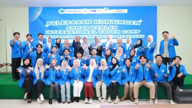 Mahasiswa UNIMUS peserta kontingen Ahmad Dahlan International Youth Camp (ADIYC) 2026 berfoto bersama saat acara pelepasan.