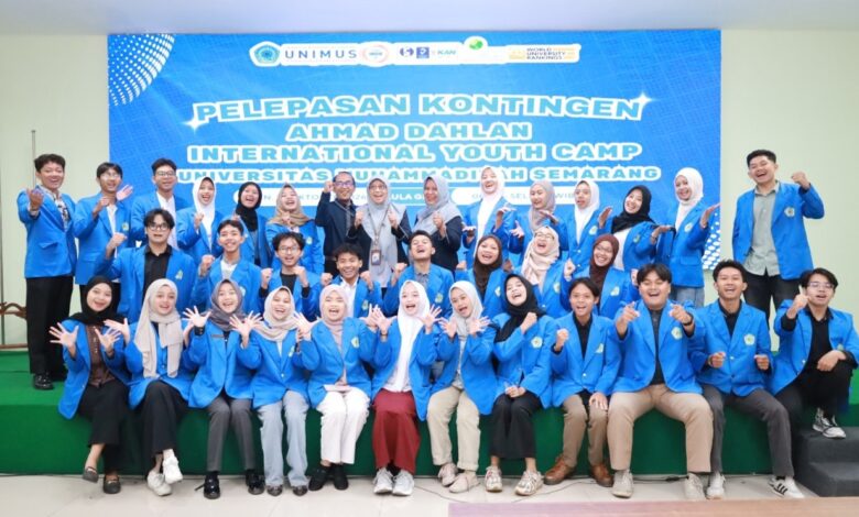Mahasiswa UNIMUS peserta kontingen Ahmad Dahlan International Youth Camp (ADIYC) 2026 berfoto bersama saat acara pelepasan.