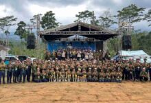 Kontingen Hizbul Wathan Kabupaten Pekalongan berfoto bersama sambil memamerkan 18 piala kemenangan dalam ajang Mahrojan Penghela Jawa Tengah 2026 di Bukit Tangkeban Pemalang.