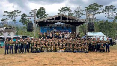 Kontingen Hizbul Wathan Kabupaten Pekalongan berfoto bersama sambil memamerkan 18 piala kemenangan dalam ajang Mahrojan Penghela Jawa Tengah 2026 di Bukit Tangkeban Pemalang.