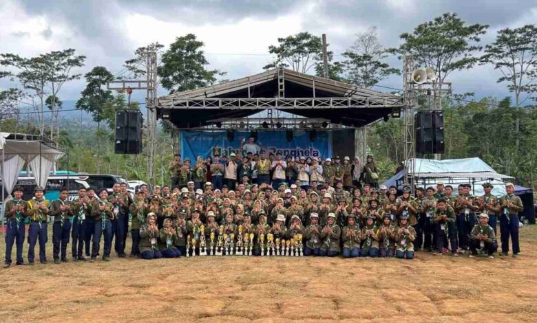 Kontingen Hizbul Wathan Kabupaten Pekalongan berfoto bersama sambil memamerkan 18 piala kemenangan dalam ajang Mahrojan Penghela Jawa Tengah 2026 di Bukit Tangkeban Pemalang.
