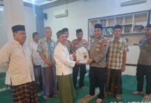 Penyerahan tali asih dari Polres Jepara kepada pengurus Masjid Al-Istiqomah Tahunan saat kegiatan Safari Subuh.