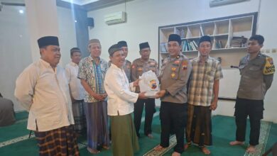 Penyerahan tali asih dari Polres Jepara kepada pengurus Masjid Al-Istiqomah Tahunan saat kegiatan Safari Subuh.