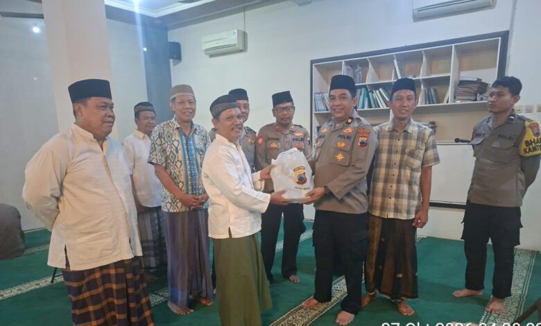 Penyerahan tali asih dari Polres Jepara kepada pengurus Masjid Al-Istiqomah Tahunan saat kegiatan Safari Subuh.