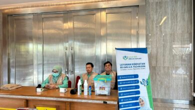 Tim medis RS UMS A.R. Fachrudin berjaga di posko kesehatan dalam rangkaian Hari Jadi ke-68 UMS